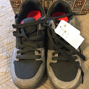 Mens Size 9-1/2 Freerider Shoes. Never Worn